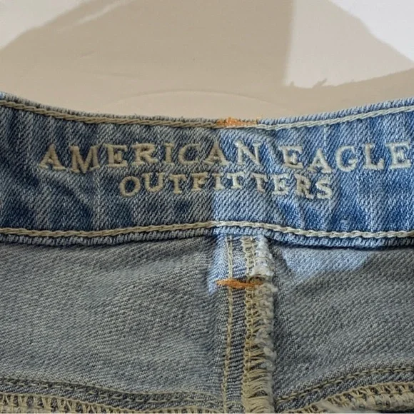 American Eagle Distressed Denim Shorts Women’s Size 4 Mid Rise 5.5” Inseam - Picture 4 of 5